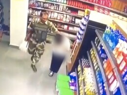 लड़की के साथ छेड़छाड़ का वीडियो वायरल होने के बाद, BSF ने हेड कांस्टेबल को किया निलंबित; केस दर्ज लड़की के साथ छेड़छाड़ का वीडियो वायरल होने के बाद, BSF ने हेड कांस्टेबल को किया निलंबित; केस दर्ज