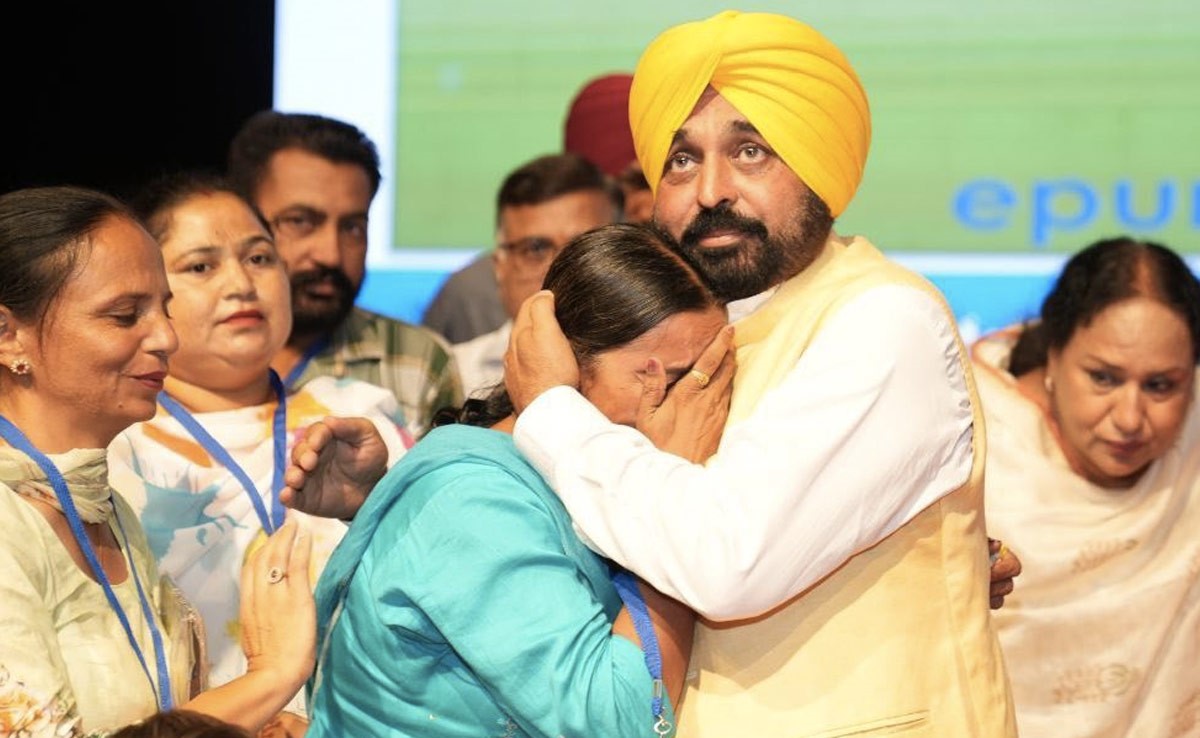 पंजाब : सीएम भगवंत मान ने नियमित किए गए 12,710 शिक्षकों को नियुक्ति पत्र वितरित किए