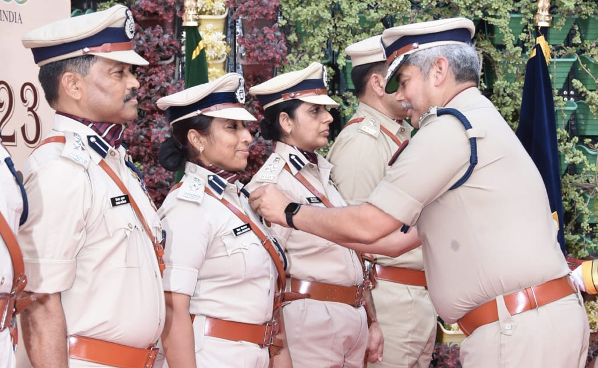 नई दिल्ली: बेहतरीन कार्य के लिए CISF के 90 अधिकारियों और कर्मियों को किया गया सम्मानित