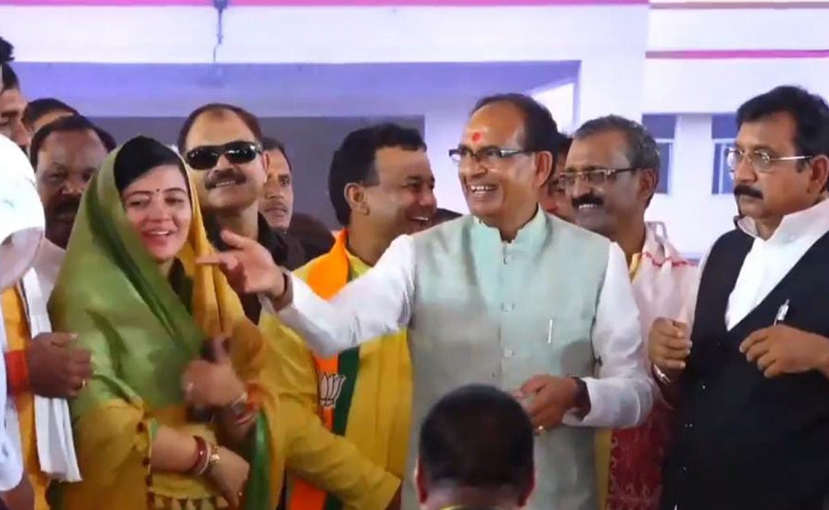 'लाडली बहनों' को MP सरकार देगी हर महीने 3 हजार रुपए, CM शिवराज ने किए ये 5 बड़े ऐलान