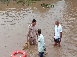 MP Weather Update: मध्यप्रदेश में भारी बारिश बन रही जान की आफत, 9 फंसे हुए लोगों को किया गया रेस्क्यू MP Weather Update: मध्यप्रदेश में भारी बारिश बन रही जान की आफत, 9 फंसे हुए लोगों को किया गया रेस्क्यू