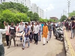 छेड़छाड़ से तंग आकर पहले बेटी ने की आत्महत्या, आरोपियों पर कार्रवाई नहीं हुई तो पिता ने दे दी जान छेड़छाड़ से तंग आकर पहले बेटी ने की आत्महत्या, आरोपियों पर कार्रवाई नहीं हुई तो पिता ने दे दी जान