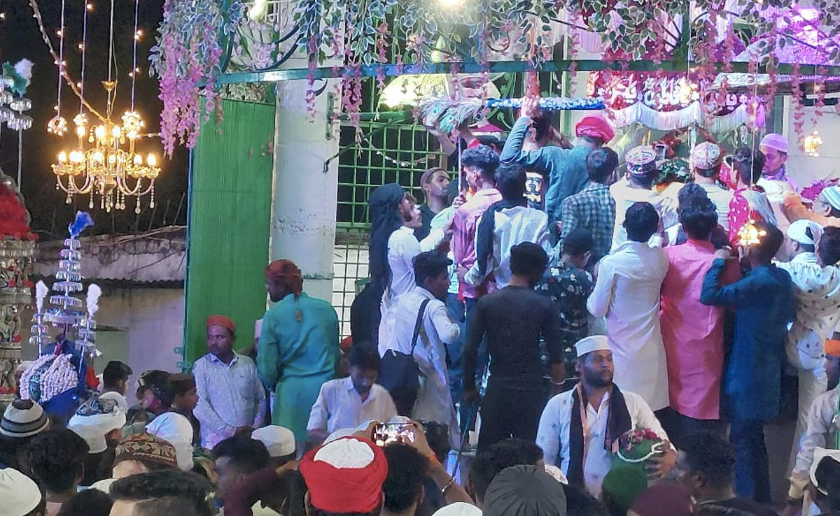 जबलपुर की इस दरगाह में मन्नत पूरी करने के लिए मुराद मांगने पहुंचते हैं सभी धर्मों के लोग