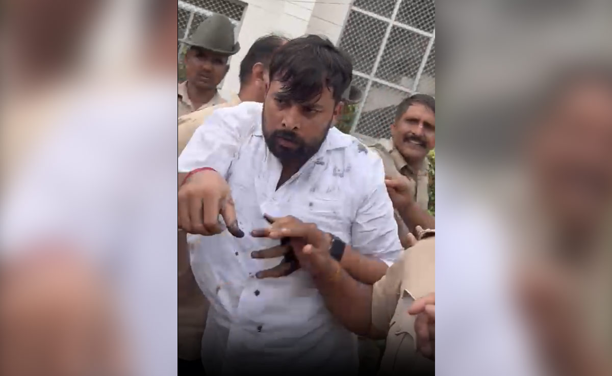 धौलपुर : बीजेपी नेता ने विद्युत निगम के अधीक्षण अभियंता के चेहरे पर कालिख लगाई