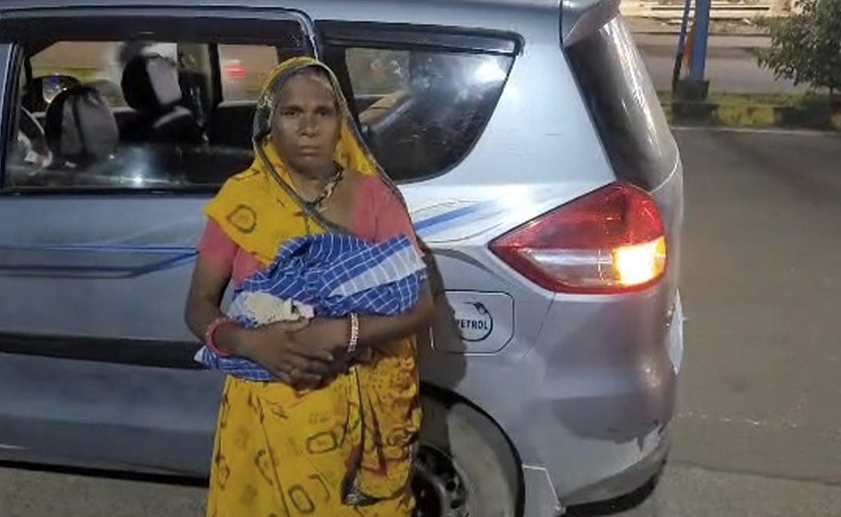 प्रसव पीड़ा से तड़पती रही महिला, गाड़ी में ही डिलीवरी हुई, अस्पताल में नहीं थे डॉक्टर; शिशु की मौत