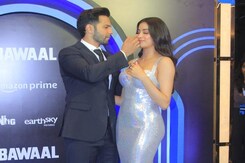 The Moment Varun Helped Janhvi Fix Her Face On <i>Bawaal</i> Red Carpet The Moment Varun Helped Janhvi Fix Her Face On <i>Bawaal</i> Red Carpet