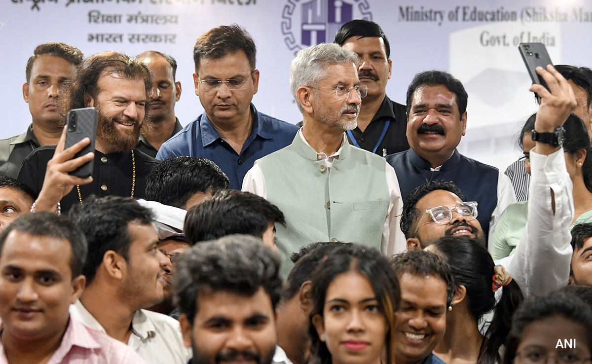 Video: Foreign Minister's <i>Jawani</i> Quip Gets Loud Guffaw From Young Audience