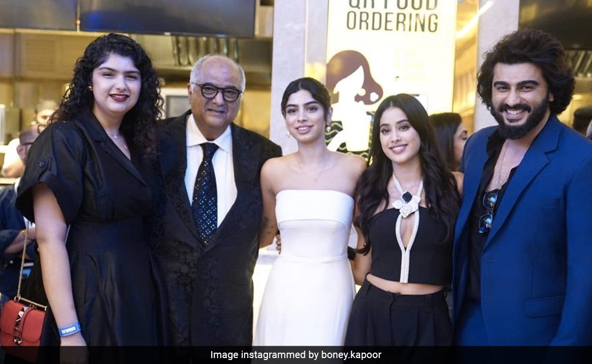 Boney Kapoor With His "<i>Anmol Ratan</i>" Daughters Janhvi, Khushi, Anshula And Son Arjun Kapoor