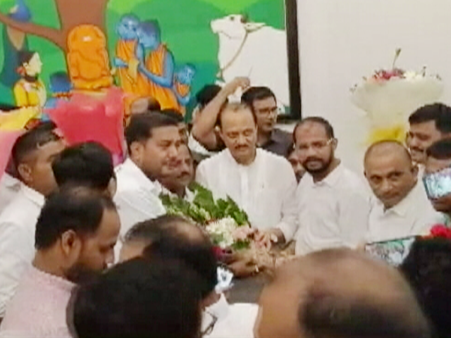 बगावत के बाद अजित पवार के बंगले पर बैठक, विधायकों के पहुंचने का सिलसिला शुरू