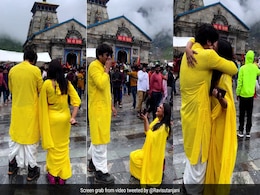 केदारनाथ धाम में घुटनों पर बैठकर 'राइडर गर्ल' ने बॉयफ्रेंड को अंगूठी पहनाकर किया प्रपोज केदारनाथ धाम में घुटनों पर बैठकर 'राइडर गर्ल' ने बॉयफ्रेंड को अंगूठी पहनाकर किया प्रपोज