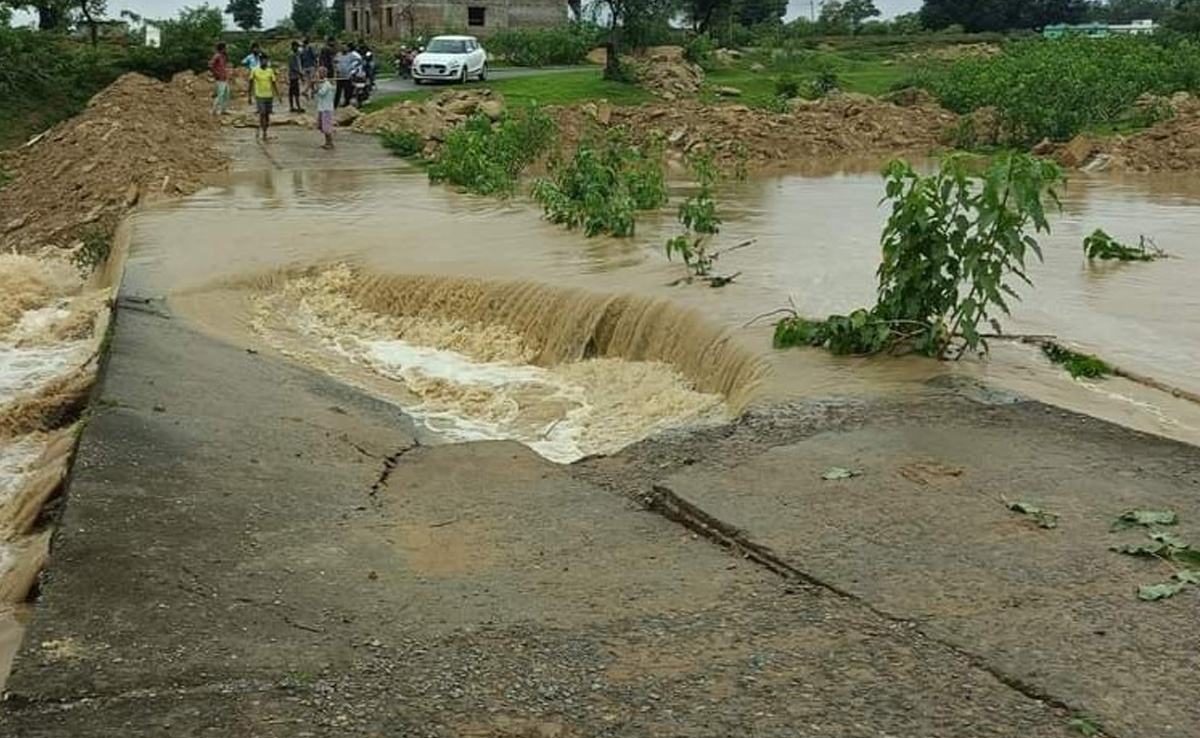 सूरजपुर: बारिश में ढह गई 25 साल पुरानी पुलिया, ग्रामीणों को करना पड़ रहा परेशानियों का सामना