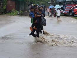 शाजापुर :  बारिश के कारण कंधे पर बच्चों को स्कूल भेजने को मज़बूर अभिभावक, जान जाने का खतरा शाजापुर :  बारिश के कारण कंधे पर बच्चों को स्कूल भेजने को मज़बूर अभिभावक, जान जाने का खतरा