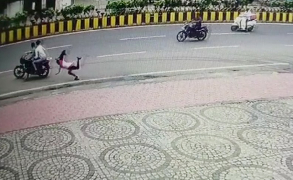 बदमाशों ने राह चलती युवती से सरेआम छीना मोबाइल, सीसीटीवी में पूरी घटना कैद, देखें वीडियो