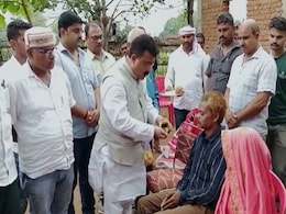 MP पेशाब कांड: सीधी जिले के कांग्रेस अध्यक्ष ने पीड़ित पर गंगाजल छिड़क कर किया शुद्धीकरण, लगाया तिलक MP पेशाब कांड: सीधी जिले के कांग्रेस अध्यक्ष ने पीड़ित पर गंगाजल छिड़क कर किया शुद्धीकरण, लगाया तिलक