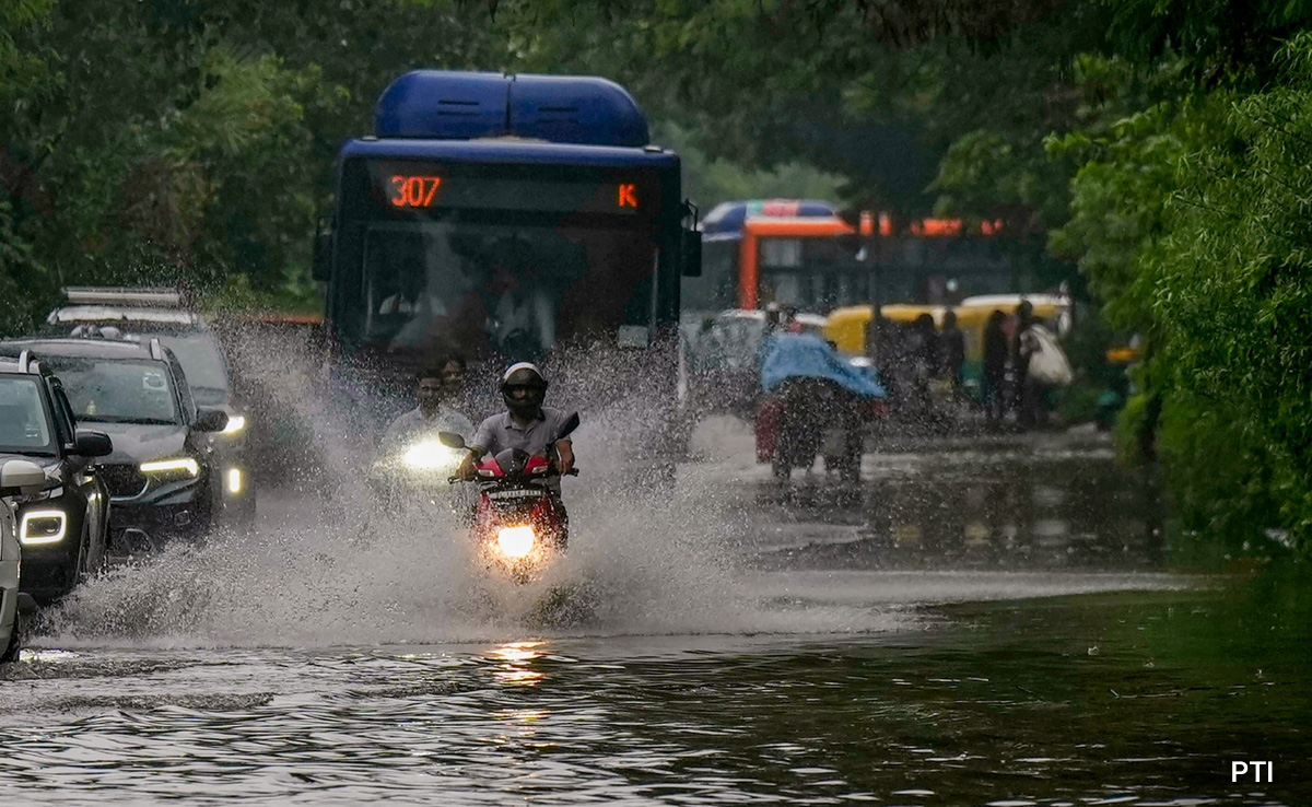 दिल्ली में भारी बारिश के कारण 1 की मौत, 15 घर गिरे