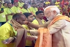 नए ITPO कॉम्प्लेक्स का निर्माण करने वाले श्रमजीवियों का PM मोदी ने किया सम्मान नए ITPO कॉम्प्लेक्स का निर्माण करने वाले श्रमजीवियों का PM मोदी ने किया सम्मान