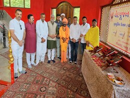 स्वामी निजानंद के नेतृत्व में दिल्ली और गुजरात के लोगों ने श्रीनगर जाकर कड़ी सुरक्षा के बीच मनाई गुरुपूर्णिमा  स्वामी निजानंद के नेतृत्व में दिल्ली और गुजरात के लोगों ने श्रीनगर जाकर कड़ी सुरक्षा के बीच मनाई गुरुपूर्णिमा