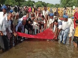 भीलवाड़ा: सूखी नदी में आया पानी तो लोगों के चेहरे पर आ गई मुस्कान, ढोल-बाजे से ग्रामीणों ने किया स्वागत भीलवाड़ा: सूखी नदी में आया पानी तो लोगों के चेहरे पर आ गई मुस्कान, ढोल-बाजे से ग्रामीणों ने किया स्वागत