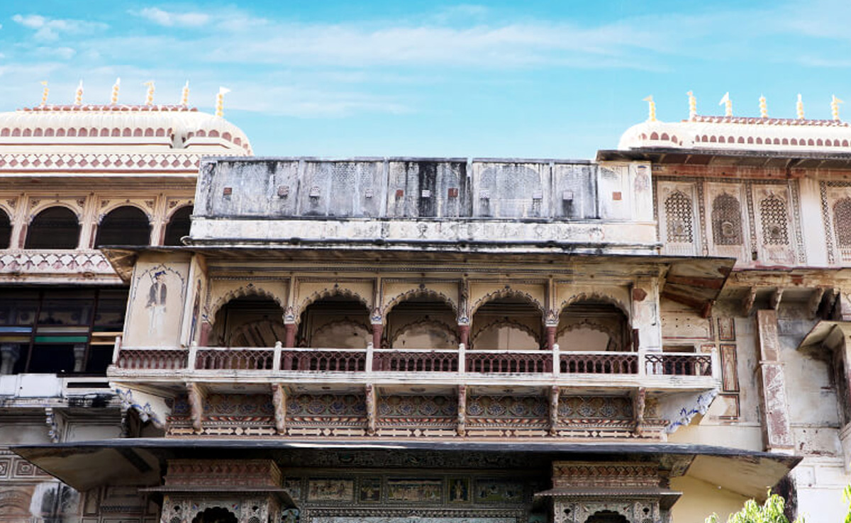 करौली के पत्थरों से ही बना है पुराना संसद भवन, ऐतिहासिक मंदिरों की है भरमार