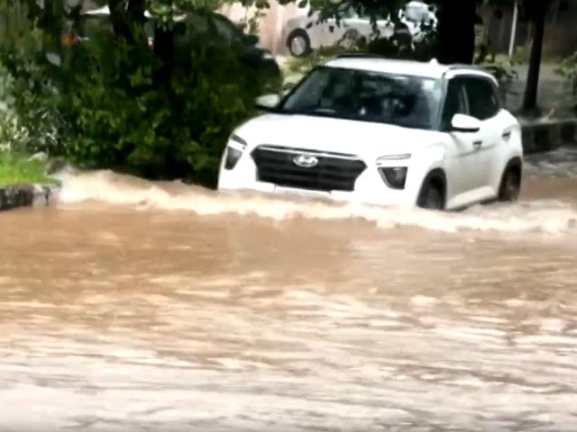 दिल्ली के ग्रेटर कैलाश में भी घुटनों तक पानी, नगर निगम की नहीं दिखी कोई तैयारी