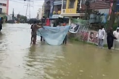 तेलंगाना में भारी बारिश से हर तरफ तबाही जैसे हालात तेलंगाना में भारी बारिश से हर तरफ तबाही जैसे हालात