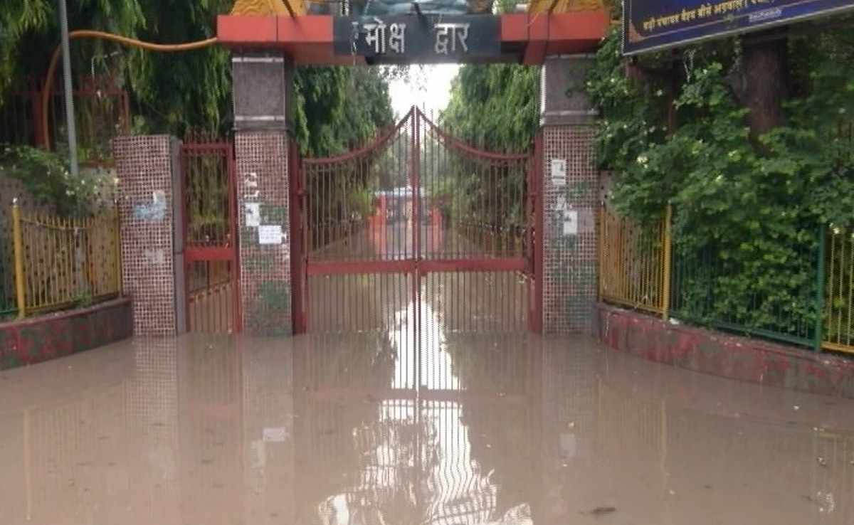 Delhi Flooding Pauses Nigambodh Ghat Cremations, Relatives Wait For Ashes