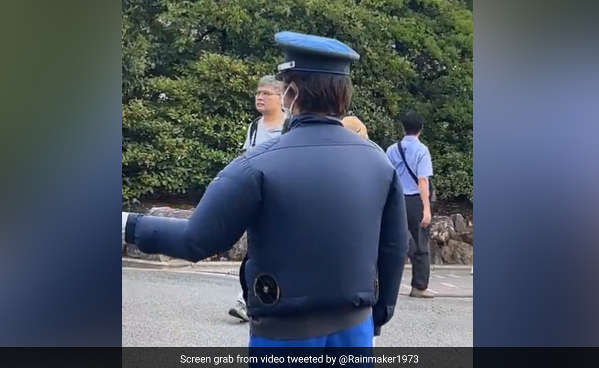 गर्मी से बचने का नया जुगाड़, शख्स की शर्ट के अंदर लगा था पंखा, धूप में भी शरीर को रखेगी ठंडा