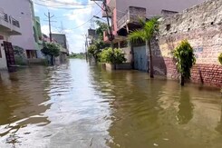 दिल्ली एनसीआर में बाढ़ का कहर, यमुना के बाद अब हिंडन में भी बढ़ा जलस्तर दिल्ली एनसीआर में बाढ़ का कहर, यमुना के बाद अब हिंडन में भी बढ़ा जलस्तर