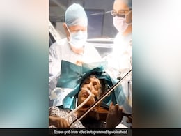 अपनी ही सर्जरी के दौरान महिला बजाती रही वायलिन, वीडियो देख शॉक्ड हुए लोग अपनी ही सर्जरी के दौरान महिला बजाती रही वायलिन, वीडियो देख शॉक्ड हुए लोग