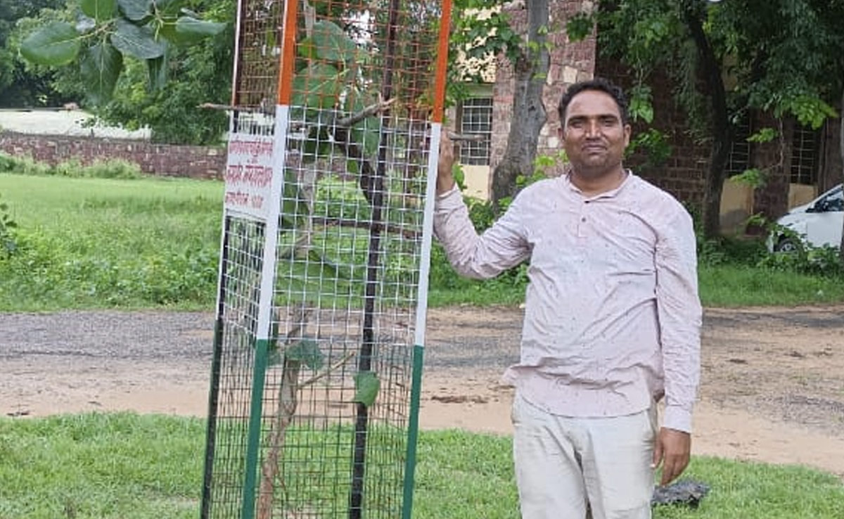 मिलें 'बरगद मैन' से, जो पूरा वेतन लुटाकर भी रखते हैं पर्यावरण का ध्यान...