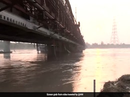 यमुना का जलस्तर खतरे के निशान से ऊपर आया, दिल्ली में फिर बढ़ा बाढ़ का खतरा यमुना का जलस्तर खतरे के निशान से ऊपर आया, दिल्ली में फिर बढ़ा बाढ़ का खतरा