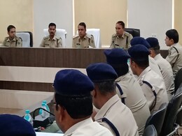 सरगुजा पुलिस अधीक्षक ने की अपराध पर समीक्षा बैठक, विधानसभा चुनाव के मद्देनजर अलर्ट रहने के निर्देश सरगुजा पुलिस अधीक्षक ने की अपराध पर समीक्षा बैठक, विधानसभा चुनाव के मद्देनजर अलर्ट रहने के निर्देश