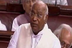 राज्यसभा में मल्लिकार्जुन खरगे बोले- हम मणिपुर की बात कर रहे हैं और PM ईस्ट इंडिया कंपनी का राज्यसभा में मल्लिकार्जुन खरगे बोले- हम मणिपुर की बात कर रहे हैं और PM ईस्ट इंडिया कंपनी का