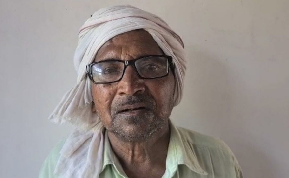 निवाड़ी : क्लास में शराब पीकर बच्चों को 'शिक्षा का पाठ' पढ़ा रहे हैं गुरुजी, अभद्रता के भी आरोप