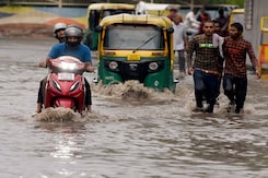 Delhi, Noida Rain Chaos: Streets Waterlogged, Massive Traffic Jams Delhi, Noida Rain Chaos: Streets Waterlogged, Massive Traffic Jams