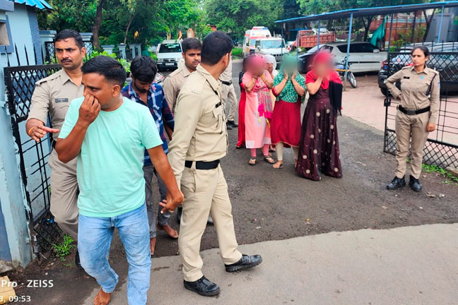 इंदौर में पॉश इलाके में हो रहा था गंदा काम, 6 महिलाओं समेत 2 पुरुष गिरफ्तार