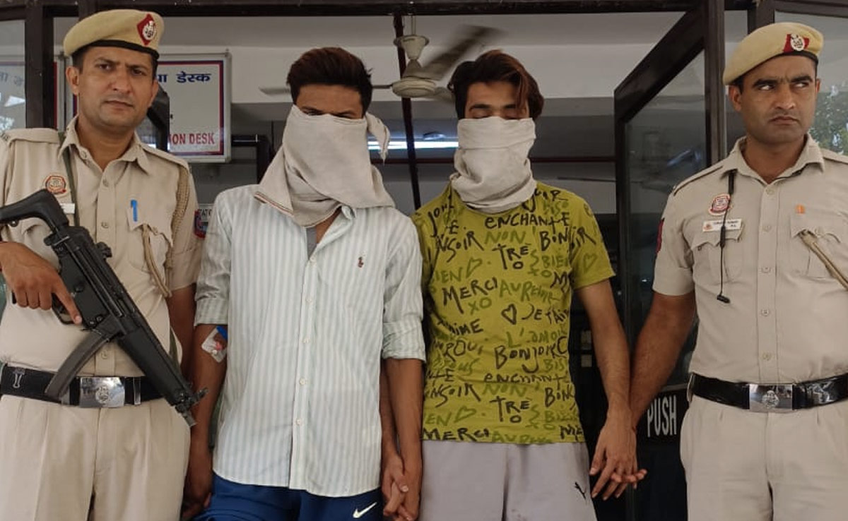 दिल्ली: डबल मर्डर को अंजाम देने वाले 2 बदमाश मुठभेड़ के बाद गिरफ्तार, दोनों गोली लगने से घायल