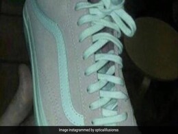 इस जूते के रंग से कन्फ्यूज़ हुए लोग, किसी को दिखा मिंट और ग्रे, किसी को पिंक और सफेद, बताइए क्या है सही कलर इस जूते के रंग से कन्फ्यूज़ हुए लोग, किसी को दिखा मिंट और ग्रे, किसी को पिंक और सफेद, बताइए क्या है सही कलर