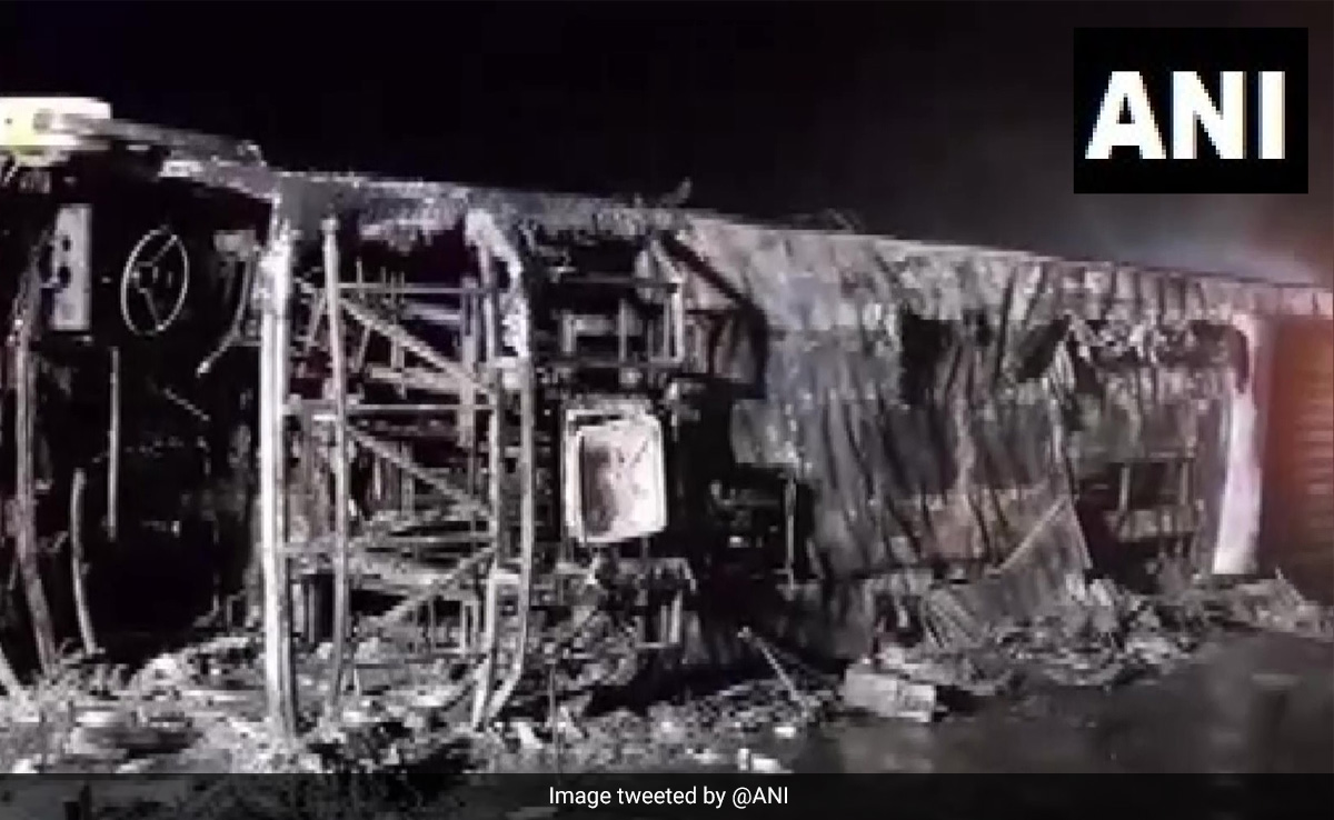 महाराष्ट्र के बुलढाणा में बस में आग लगने से 25 लोगों की मौत, CM एकनाथ शिंदे ने किया मुआवजे का ऐलान महाराष्ट्र के बुलढाणा में बस में आग लगने से 25 लोगों की मौत, CM एकनाथ शिंदे ने किया मुआवजे का ऐलान