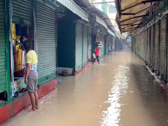 दिल्ली के मोनेस्ट्री मार्केट में घुसा बाढ़ का पानी,  सामान समेटने में लगे दुकानदार