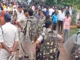 MP: किसान की हत्या कर शव को खेत में गाड़ा, लोगों ने आरोपियों के घर की तोड़-फोड़ MP: किसान की हत्या कर शव को खेत में गाड़ा, लोगों ने आरोपियों के घर की तोड़-फोड़