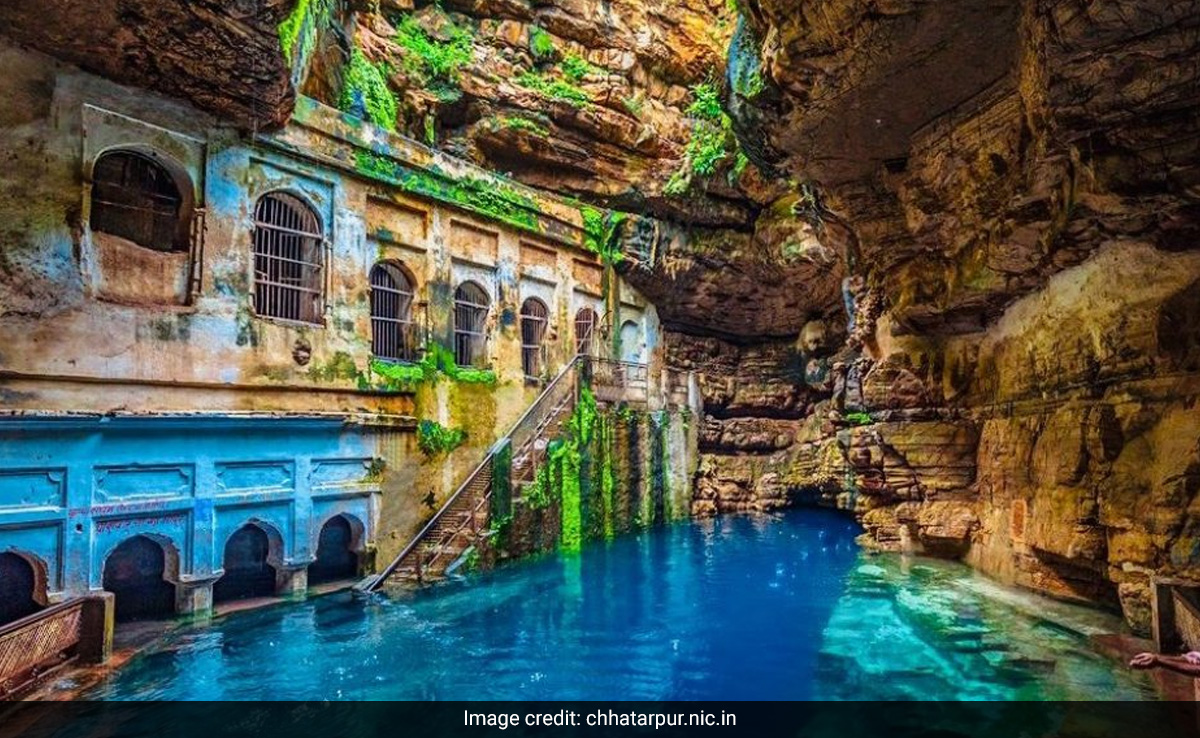 छतरपुर : खजुराहो के अनूठे मंदिरों को देखने देश विदेश से खिंचे  चले आते हैं सैलानी