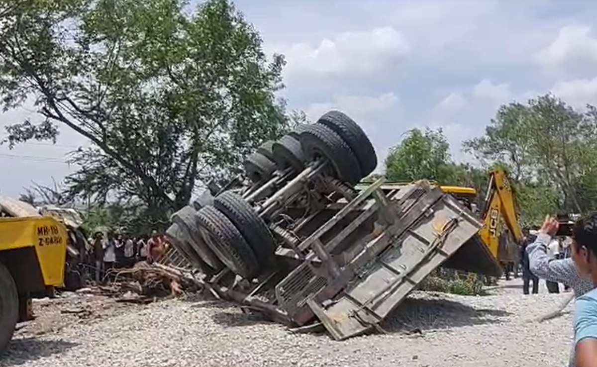 9 Killed As Truck Hits Multiple Vehicles, Crashes Into <i>Dhaba</i> In Maharashtra