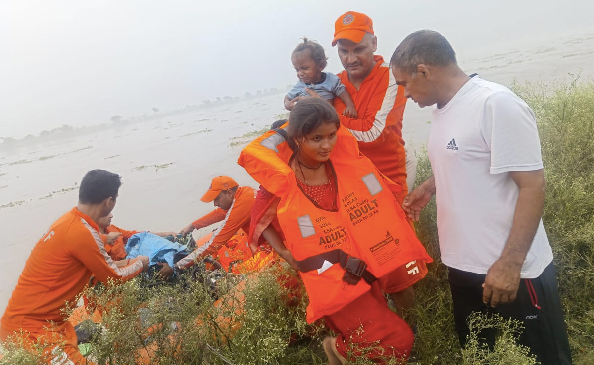 भारी बारिश से बाढ़ की आशंका, पुलिस ने यमुनापार खेतों में रह रहे 90 लोगों को किया रेस्क्यू