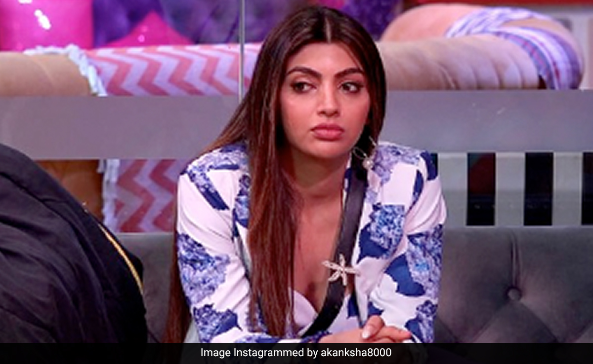 <i>Bigg Boss OTT 2 </i>: Akanksha Puri Defends Her Kiss With Jad Hadid -"It Is For A Task"