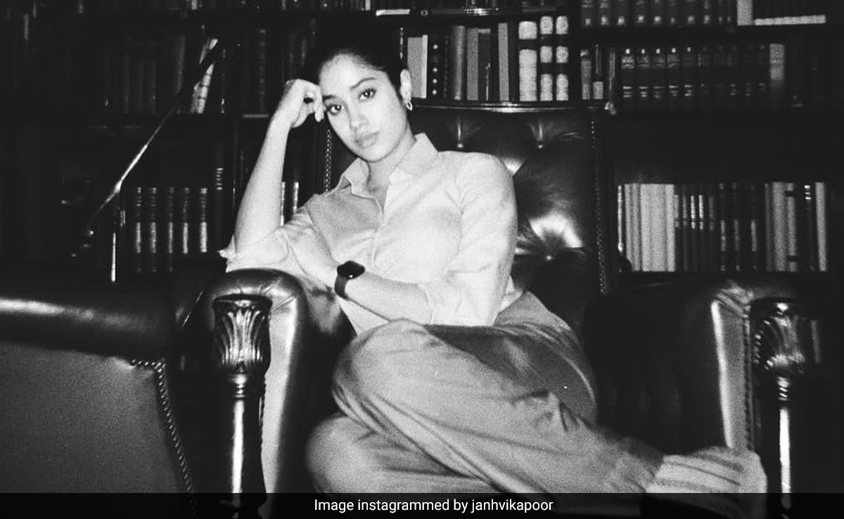 Janhvi Kapoor Shares Pics From <i>Ulajh</i> Schedule Wrap: "20 Days Done, 20 More To Go"