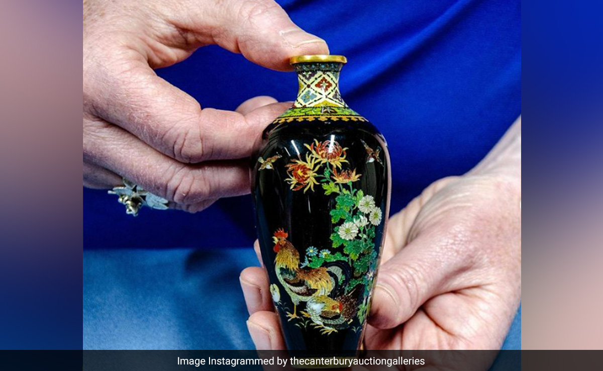 This Tiny Vase Bought For 2.5 Pounds At UK Thrift Shop Is Expected To Sell For 9,000 Pounds