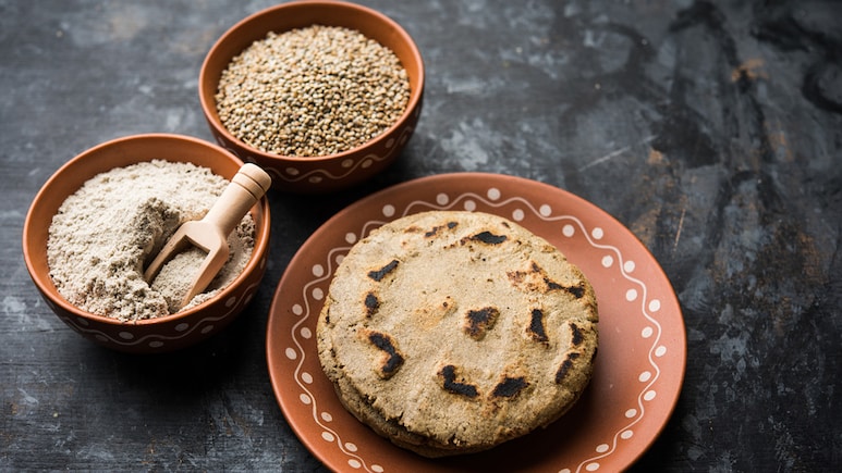 बाजरे की रोटी बनाते हुए फट जाती है, तो इस देसी ट्रिक से बनाएं मुलायम और गोल, जानें सही तरीका