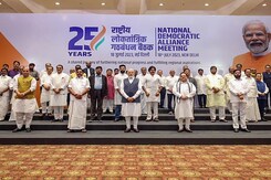 ए़नडीए सांसदों के क्षेत्र के हिसाब से 10 ग्रुप बनाए गए, 25 जुलाई से 3 अगस्त तक चलेगा बैठकों का दौर ए़नडीए सांसदों के क्षेत्र के हिसाब से 10 ग्रुप बनाए गए, 25 जुलाई से 3 अगस्त तक चलेगा बैठकों का दौर