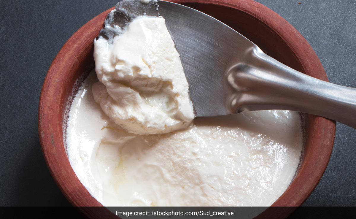 बाल झड़ने से हैं परेशान तो दही में इन 2 चीजों को मिलाकर लगा लीजिए, लगातार टूटते बालों की दिक्कत हो जाएगी दूर 